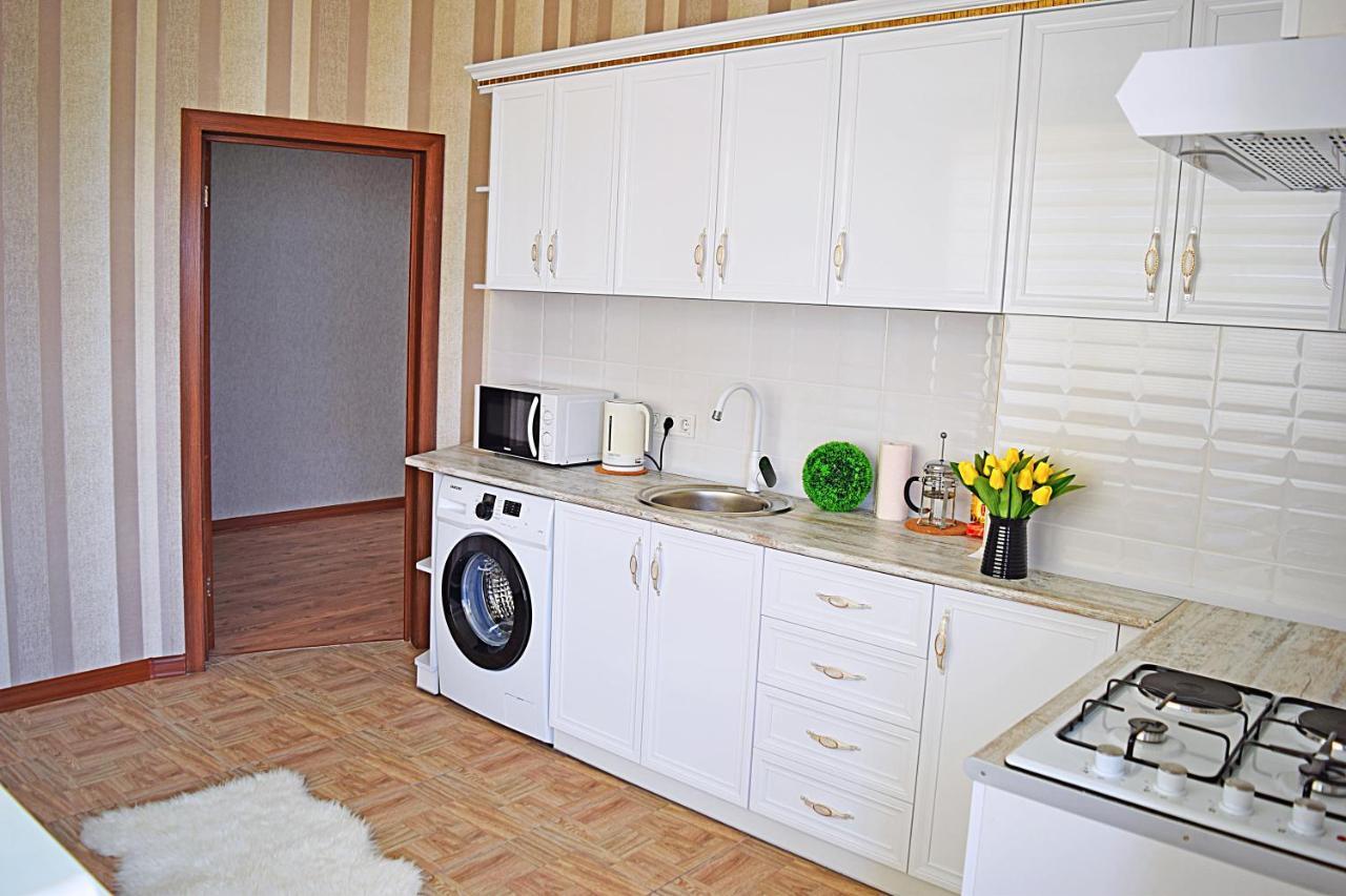 Bishkek Sunny Apartment In The Center Екстер'єр фото