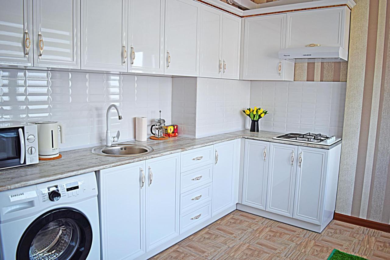 Bishkek Sunny Apartment In The Center Екстер'єр фото