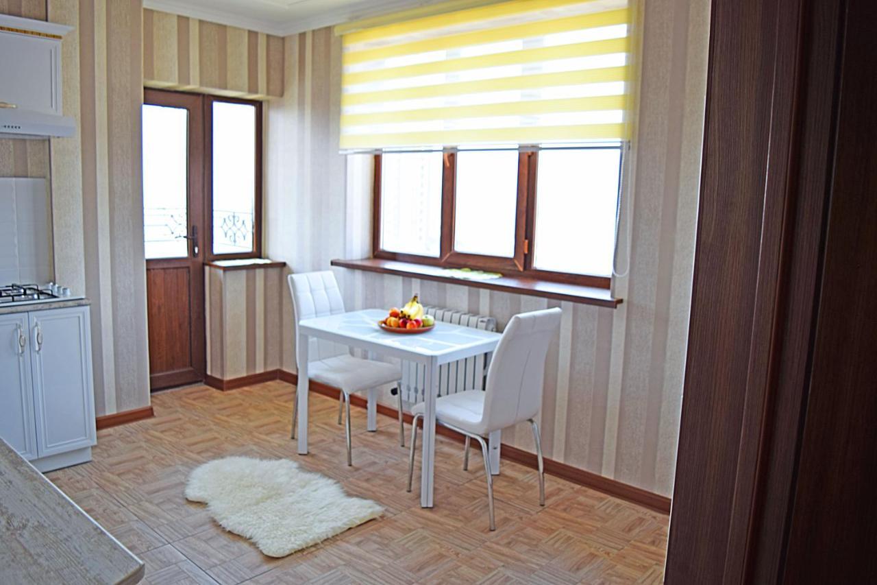 Bishkek Sunny Apartment In The Center Екстер'єр фото