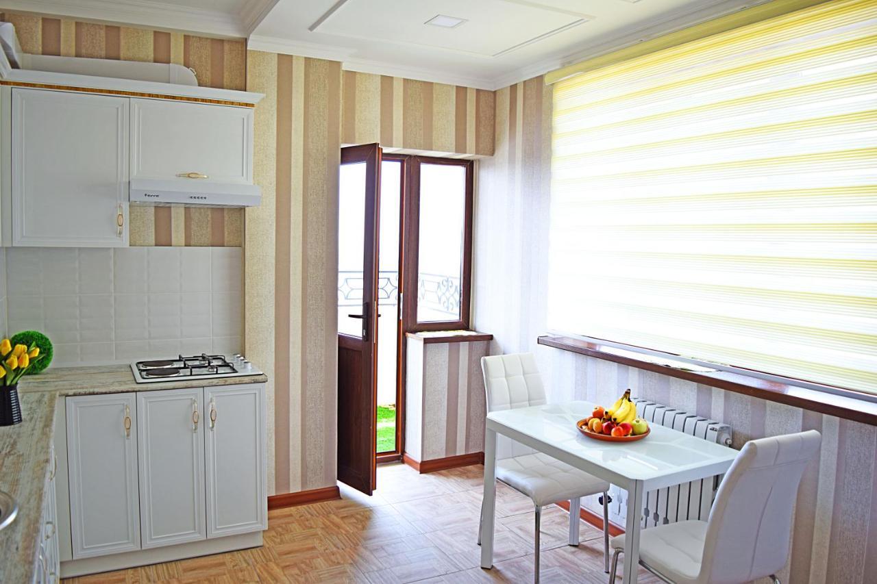 Bishkek Sunny Apartment In The Center Екстер'єр фото