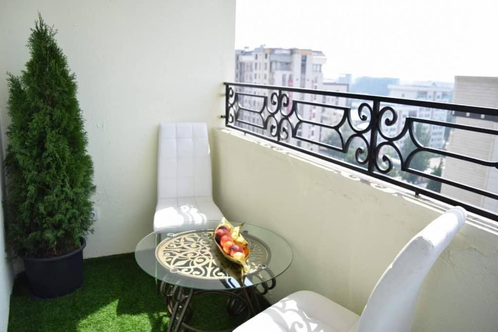 Bishkek Sunny Apartment In The Center Екстер'єр фото